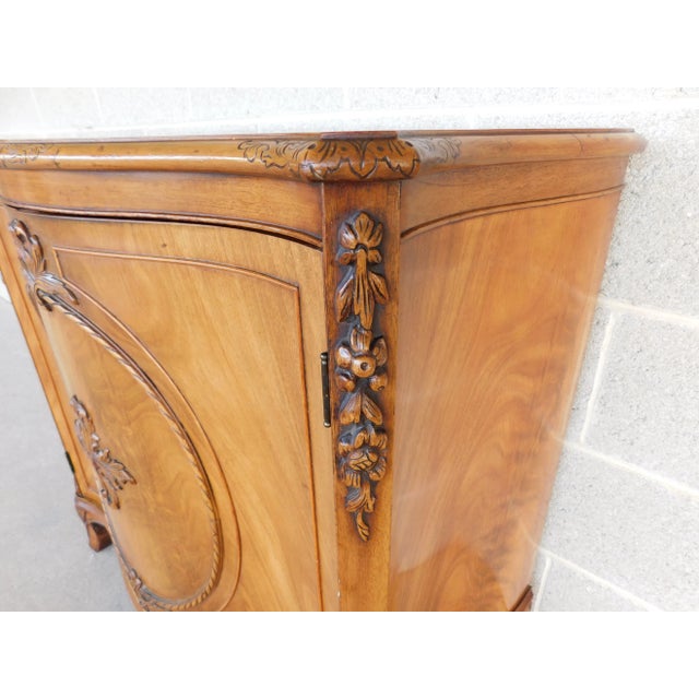 Antique Figured Blonde Mahogany Regency Style 2 Door Commode & Matching Mirror For Sale - Image 4 of 12