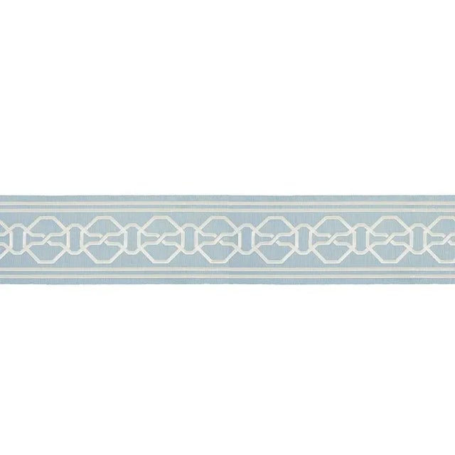 These gutsy trims are perfect for the leading edge of curtains or anywhere you want to add instant glamour. Sold as a...