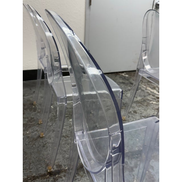 In the Style of Philippe Starck for Kartell Louis Ghost Clear Side Chairs, Set of Four For Sale - Image 9 of 12