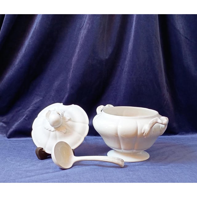 Bordallo Pinheiro 1960s Bordallo Pinheiro White Pear Soup Tureen 3 Piece Set With Ladle and Lid Portugese Majolica For Sale - Image 4 of 16