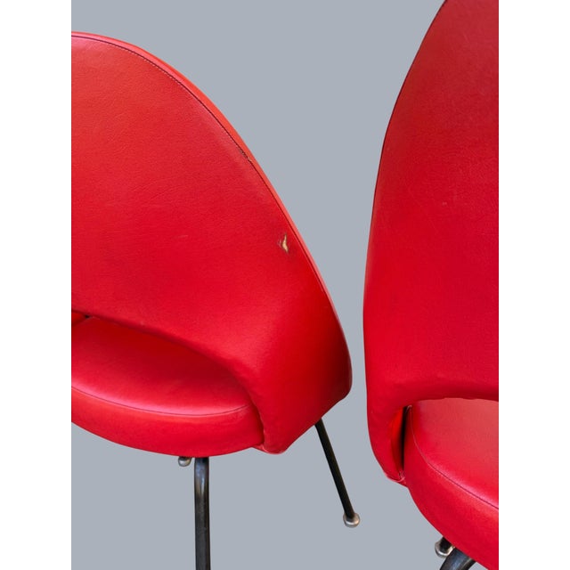 1950s Eero Saarinen for Knoll Executive Side Chairs in Red Vinyl - Pair For Sale - Image 10 of 14