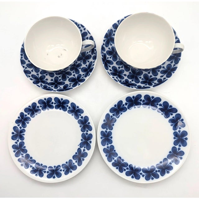 1960s Vintage Rorstrand "Mon Amie" Breakfast Cups, Saucers & Bread and ButterPlate Set- 6 Pieces For Sale - Image 9 of 11