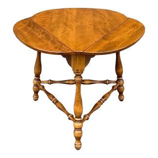 1970s Ethan Allen Heirloom Nutmeg Maple American Traditional Clover Leaf Accent Table (10-8547) For Sale