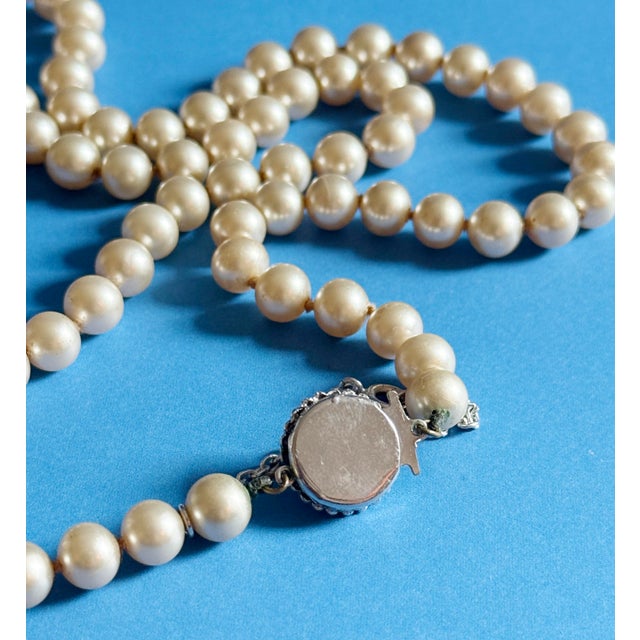 1970s Vintage Mid Century Glass Faux Pearl Necklace With Filigree Box Clasp For Sale - Image 5 of 12