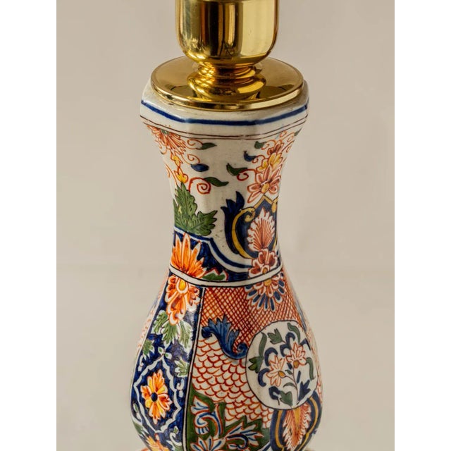 1920s Antique Hand-Painted Delft Ceramic Table Lamp in French Faience with New Shade For Sale - Image 5 of 11