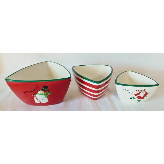 Figurative Vintage Fitz and Floyd Merry Xmas Triangular Holiday Ceramic Christmas Serving Bowl 3 Piece Set with Box For Sale - Image 3 of 7
