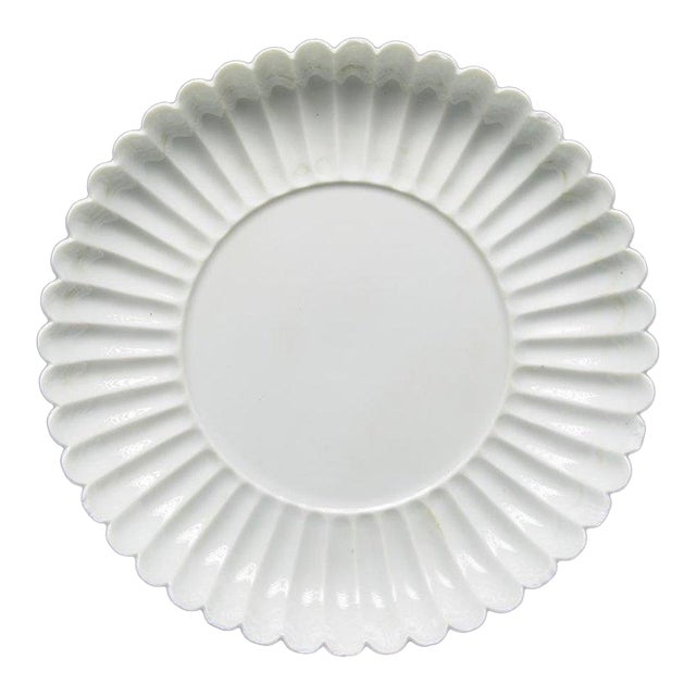 Coupe en Porcelaine Blanche Monochrome Dynastie Qianlong (1736-1795) Fleur Chrysanthème For Sale