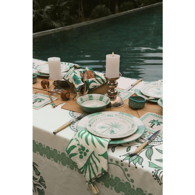 These leaf-shaped table mats, crafted entirely from natural Iraca palm fibers, bring the beauty of nature to your table....