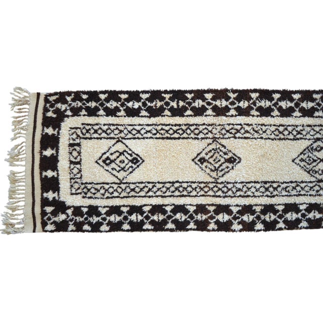 White Hand-Knotted Kurdish Runner Rug . Tribal Herki . Boucherouite Style Natural Undyed Wool - 2′9″ × 11′6″ For Sale - Image 8 of 12