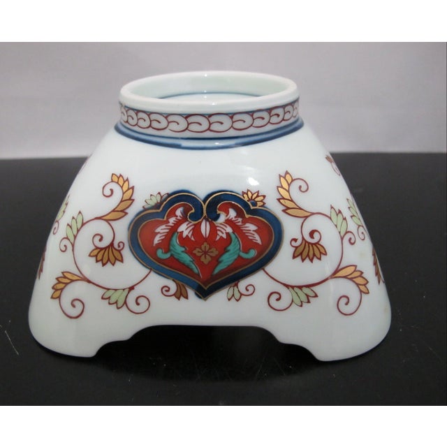 Japanese Imari Arita Yaki Kisen Kiln Vivid Gokunishiki Porcelain Square Bowl For Sale - Image 10 of 11