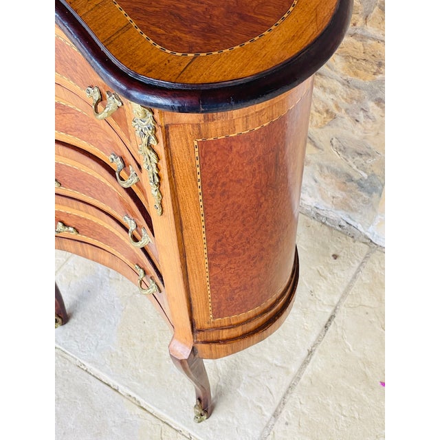 French Louis XV Style Chest of Drawers in Elm Burl and Walnut, 1940s For Sale - Image 9 of 18