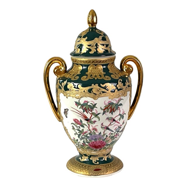 Early 20th Century Chinese Decorative Porcelain Urn For Sale