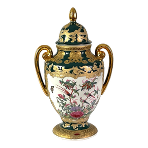 Early 20th Century Chinese Decorative Porcelain Urn