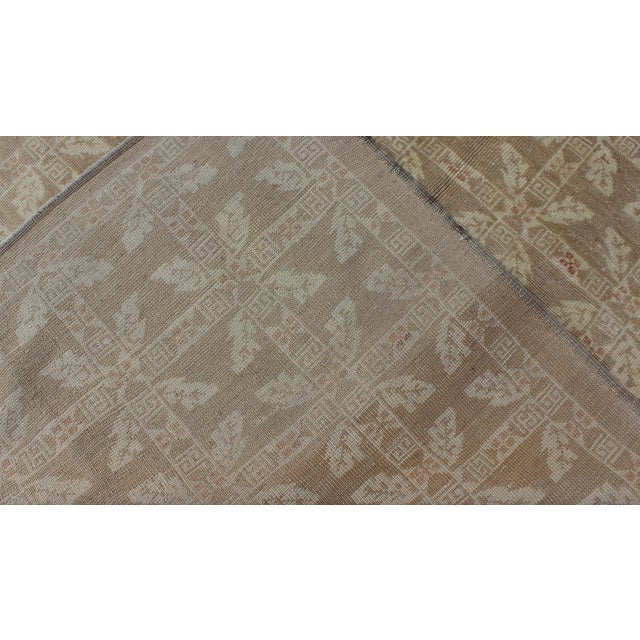 All-Over Ivory Wreath Design Vintage Turkish Oushak Rug For Sale In Atlanta - Image 6 of 6