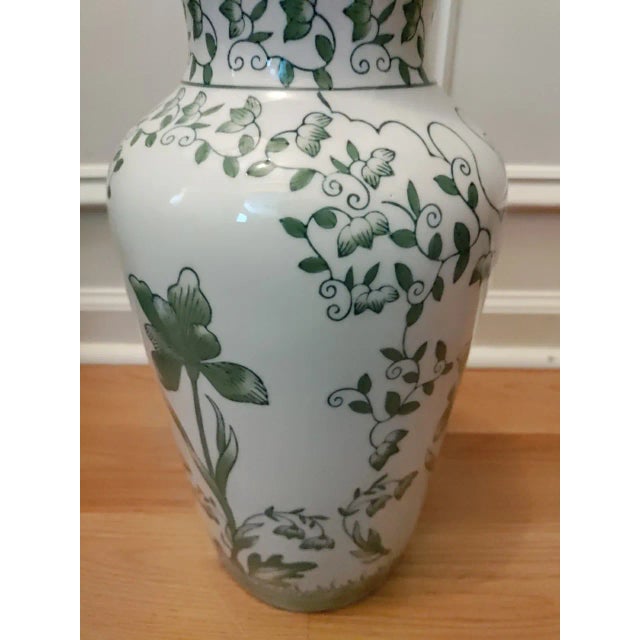 1990s Vintage Green and White Chinoiserie Style Floral Ceramic Vase For Sale - Image 5 of 7