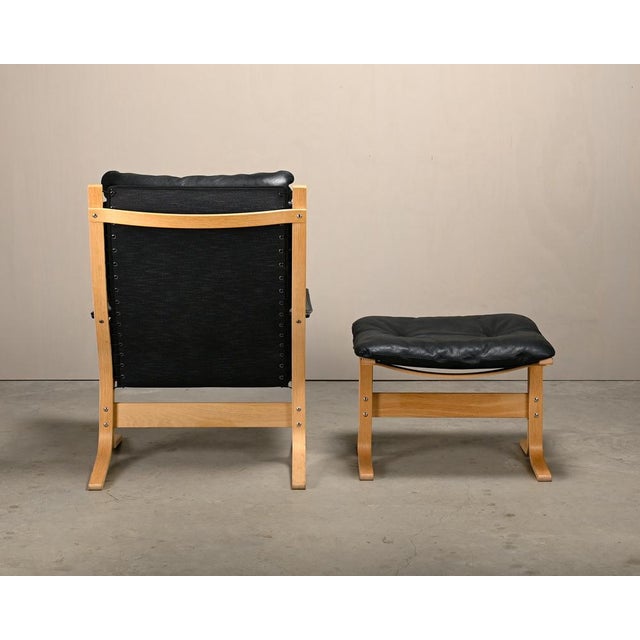 Ingmar Relling Set of Vintage Siesta Lounge Chair and Ottoman in Naturel Oak and Black Leather by Ingmar Relling for Westnofa, 2000s For Sale - Image 4 of 18