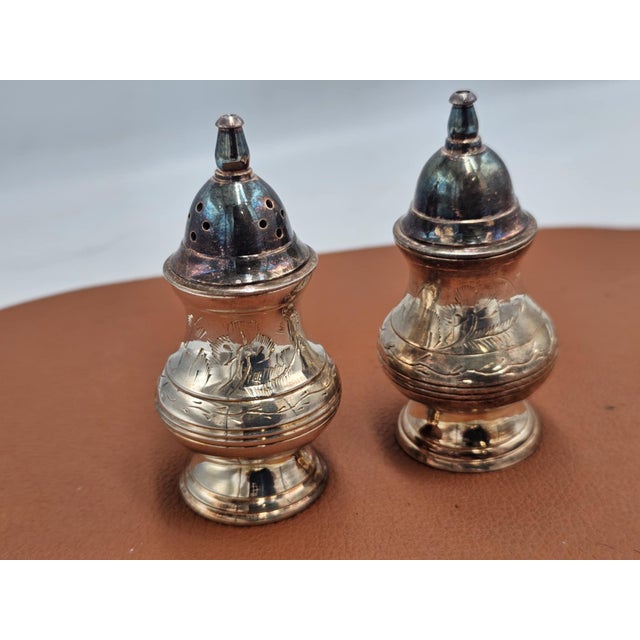 Silver-plated pepper and salt container, 2 pieces, dimensions: height: 8.7 cm, diameter: 4.2 cm.