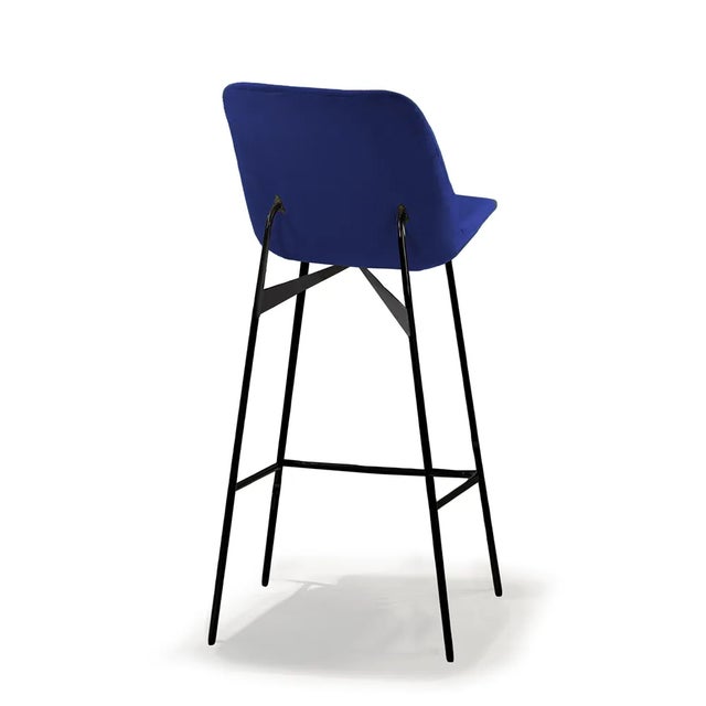 The Chiado bar chair is upholstered with Smooth 59 and rests on a black-lacquered metal structure.