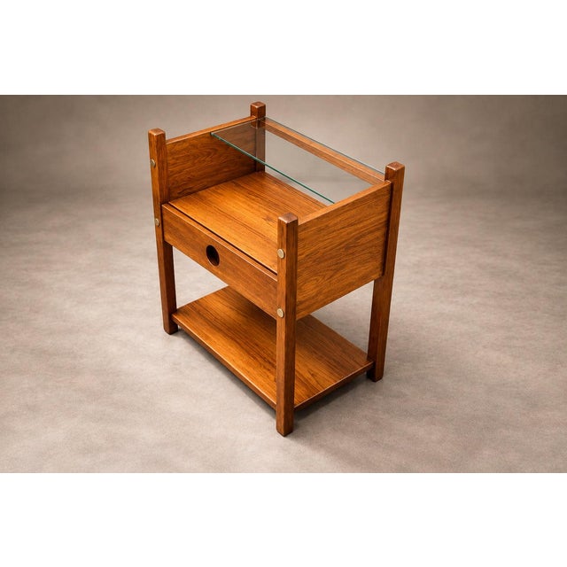 Chestnut Pair of Sergio Rodrigues “Yara” Side Tables in Freijó Wood with Drawers and Glass Tops, Brazil, 1960s For Sale - Image 8 of 18