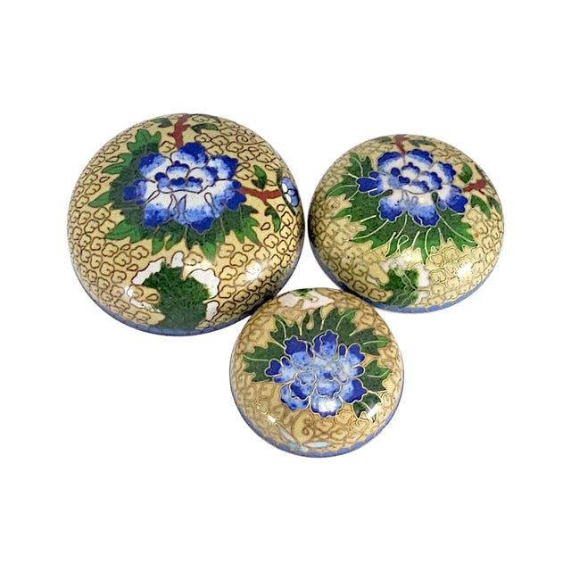 Yellow Mid-to-Late 20th Century Yellow Chinese Cloisonné Graduated Lidded Boxes, Set of 3 For Sale - Image 8 of 15