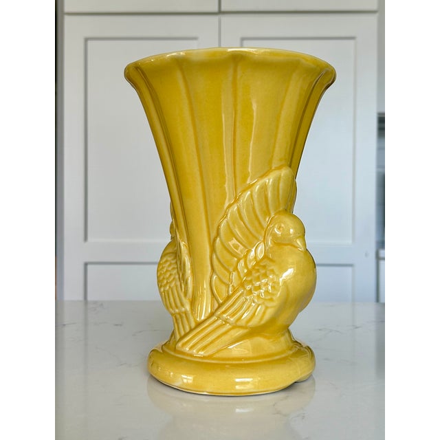 California Pottery Vintage 1940s Shawnee Usa Pottery Yellow Fluted Double Dove Vase For Sale - Image 4 of 8