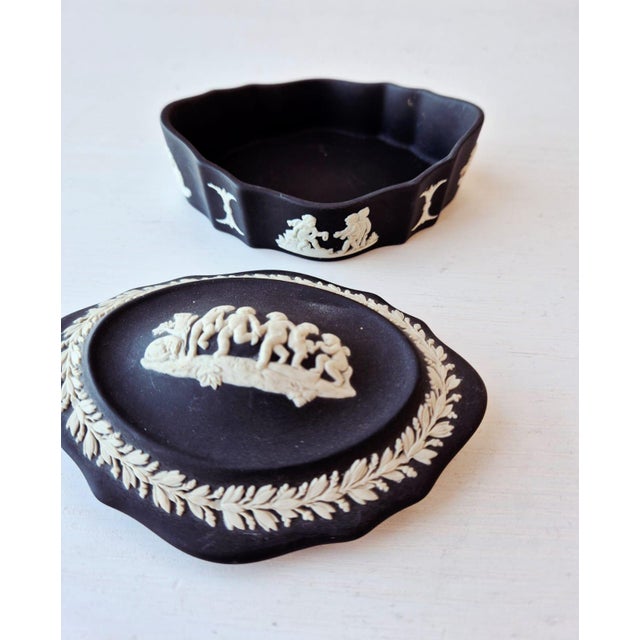 1960s Vintage Neoclassical Black and White Jasperware Jewelry Box from Wedgwood, 1960s For Sale - Image 5 of 6