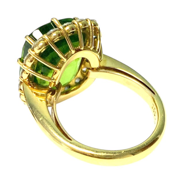 Contemporary late 20th Century 18k Yellow Gold Large Peridot and Diamond Ring, , Size 6 For Sale - Image 3 of 11
