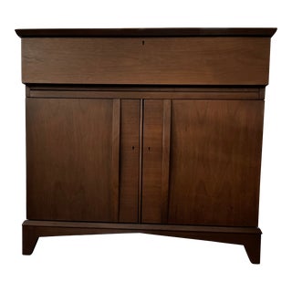 Mid-Century Modern Broyhill Walnut Bar Cart Dry Bar, 1960s For Sale