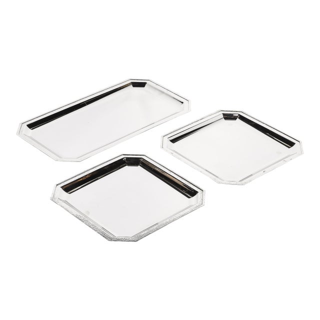 Set of Three Reed and Barton Silver Plate Trays With Hand-Hammered Detailing For Sale