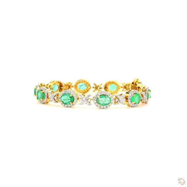 This bracelet from our contemporary estate collection centers on a 2.89-carat diamond in a round brilliant cut for lively,...