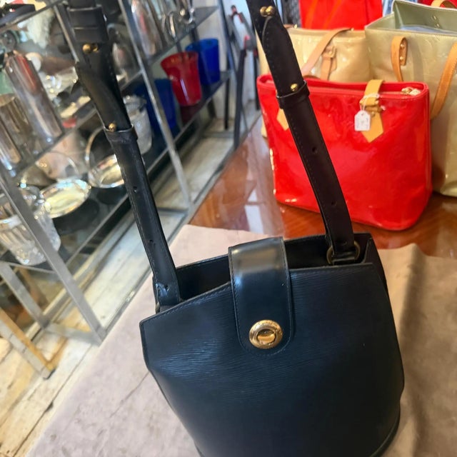 Louis Vuitton 1995 Vintage Louis Vuitton Black Epi Leather Cluny Shoulder Bag For Sale - Image 4 of 17