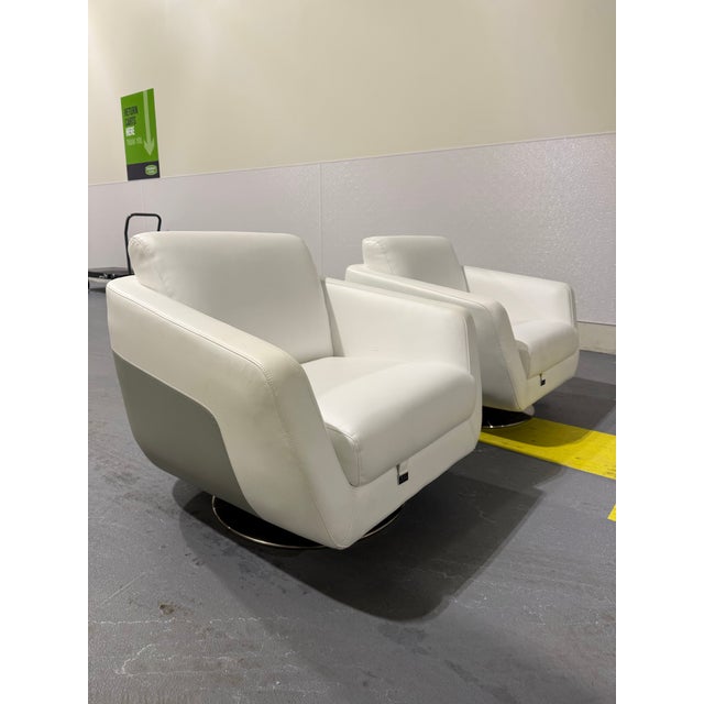 Pair of Zuri Designer Swivel Lounge Chairs – Modern Luxury Seating For Sale In Cleveland - Image 6 of 8