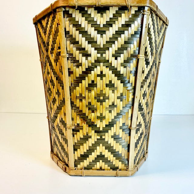 1970s Vintage Boho Chic British Colonial Split Reed Hexagonal Woven Wicker Wastebasket. For Sale - Image 9 of 12