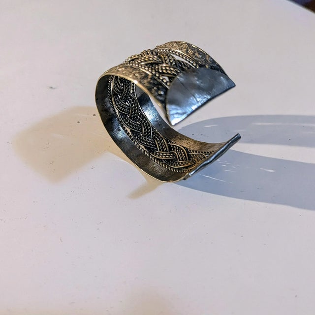 Tribal Vintage Egyptian Braided Cuff in Siver For Sale - Image 3 of 3