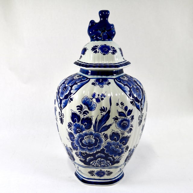 Delft Blue & White Lidded Ginger Jar Urn With Lion Finial From Holland For Sale In Cincinnati - Image 6 of 10