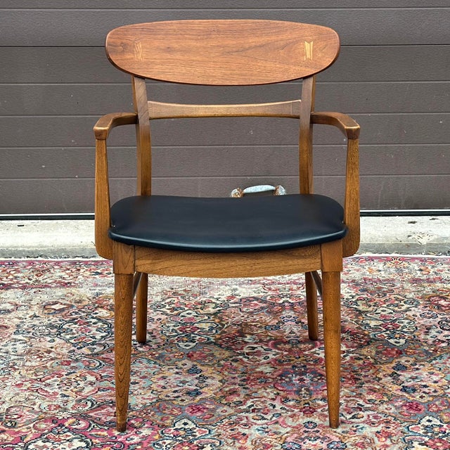 Incredibly well constructed dining arm chair from the highly collectible ‘Acclaim’ series by Lane Furniture, Alta Vista,...