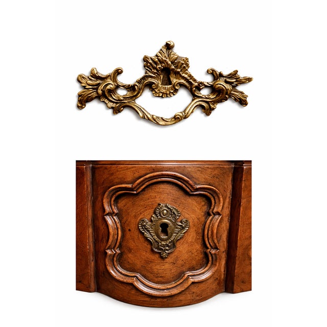 French Provincial Vintage Baker Furniture French Provincial Walnut Commode / Serpentine Dresser With Brass Hardware For Sale - Image 3 of 5