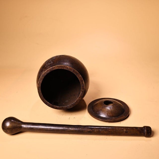 Traditional Late 19th Century Bronze Mortar and Pestle With Figural Engraving, 2.4kg For Sale - Image 3 of 9