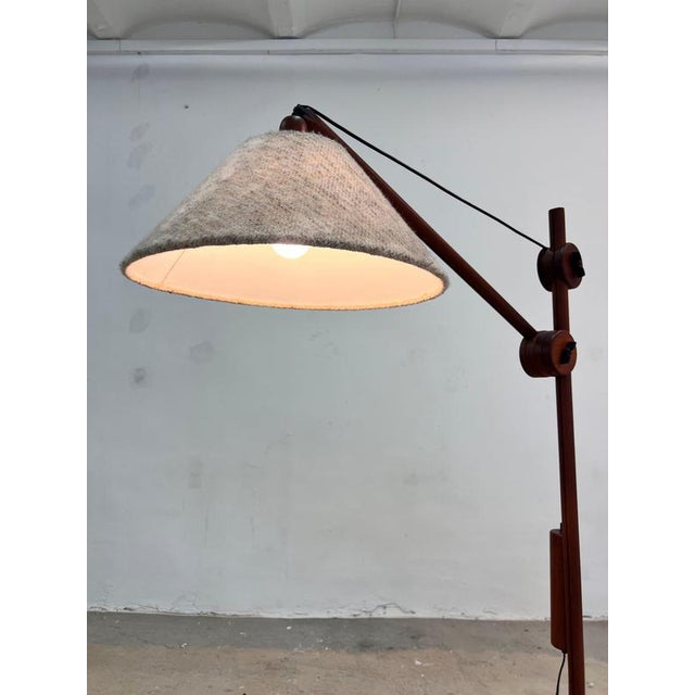 This Danish floor lamp from the 1970s is a striking example of the fusion of Scandinavian aesthetics and sophisticated...