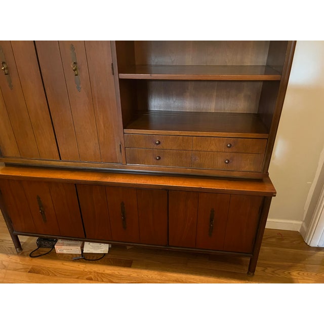 Chestnut 1950s Mid-Century Modern Wood Hutch / China Cabinet With Brass Hardware For Sale - Image 8 of 12