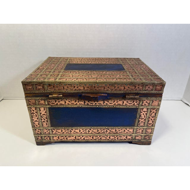1960s Vintage Indian Hand Made Wood & Mixed Metal Bound Hammered Copper & Brass Box For Sale - Image 5 of 9