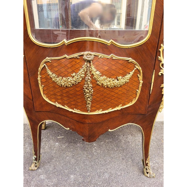 19th Century Napoleon III Curved Showcase in Marquetry and Bronze For Sale - Image 15 of 18