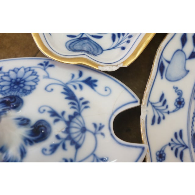 31pc Antique German Meissen Blue Onion Dinner Serving Tureens Platters Plates For Sale - Image 15 of 17