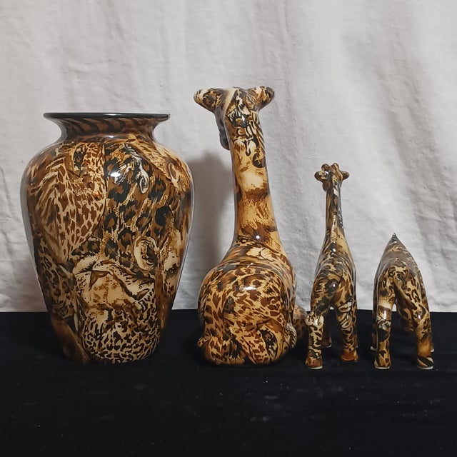 ​Vintage La Vie 4-Piece Safari Print Ceramic Ensemble – Vase & Giraffe Trio For Sale - Image 4 of 11