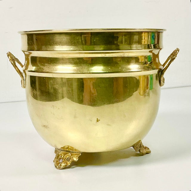 English Mid-Century Hollywood Regency Boho Chic English Traditional Style 3-Footed Brass Planter For Sale - Image 3 of 11