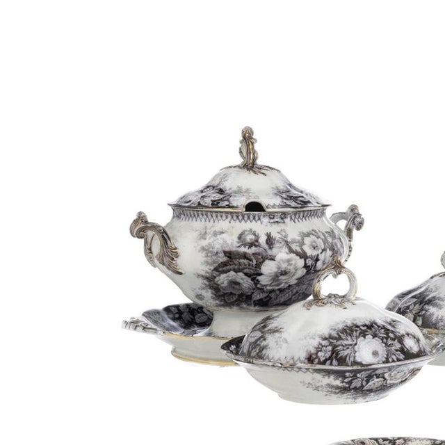 Porcelain - Sarreguemines dinner service. French; made in Sarreguemines, model 'Jardiniere Black'. Composed of: Tureen...