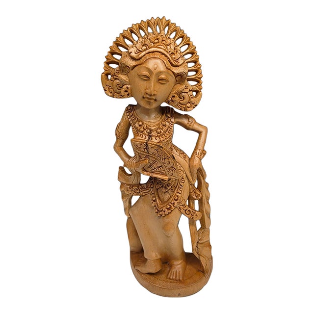 Late 20th-Century Balinese Modernist Wood Carving of a Janger Fan Dancer – 13.5-Inch Decorative Sculpture For Sale