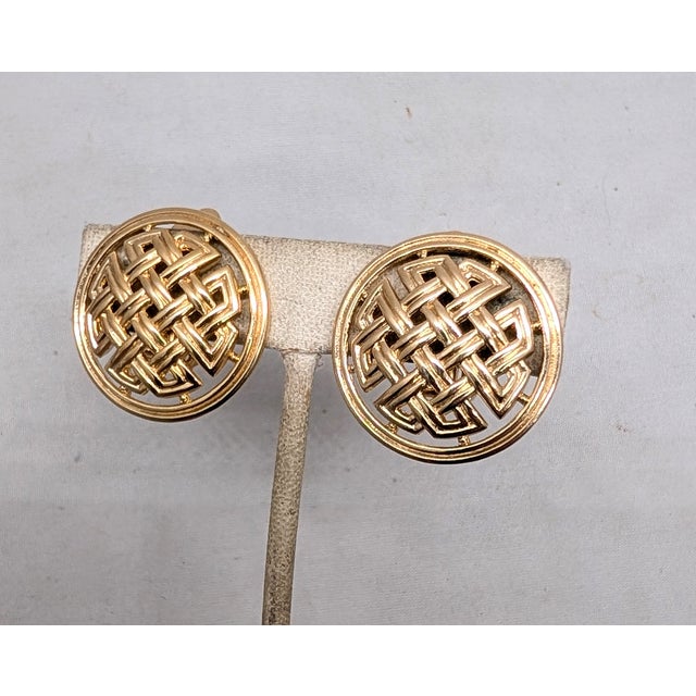 Mid-Century Modern Vintage Late 1950s Signed Crown Trifari Round Goldtone Celtic Knot Clip Earrings- 2 Pieces For Sale - Image 3 of 7