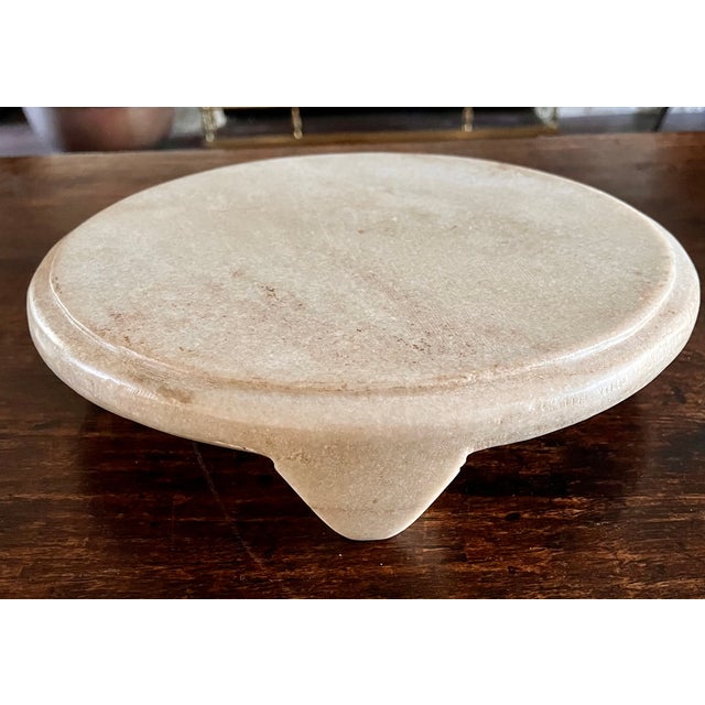 Late 20th Century Natural Unpolished White Marble Footed Plateau/Riser/Cheese Board For Sale In Dallas - Image 6 of 13