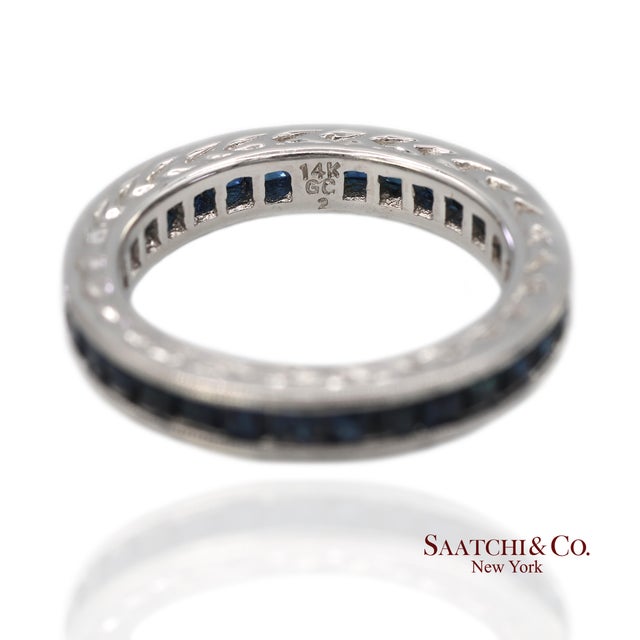 Early 21st Century 14k (585) White Gold All Around Natural Sapphire Engraving Band Ring, Size 6 For Sale - Image 5 of 11